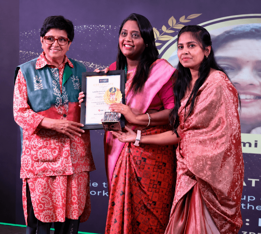 Rashmi N Bhartia receiving the Healer Luminary Award 2024 from Dr. Kiran Bedi